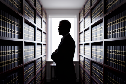 homme-silhouette-costume-bureau-livres