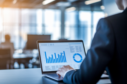 personne-costume-dos-ecran-graphique