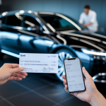 voiture-showroom-mains-cheque-smartphone