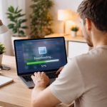 personne-bureau-portable-telechargement-plantes