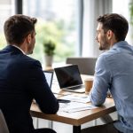 personnes-bureau-moderne-table-documents